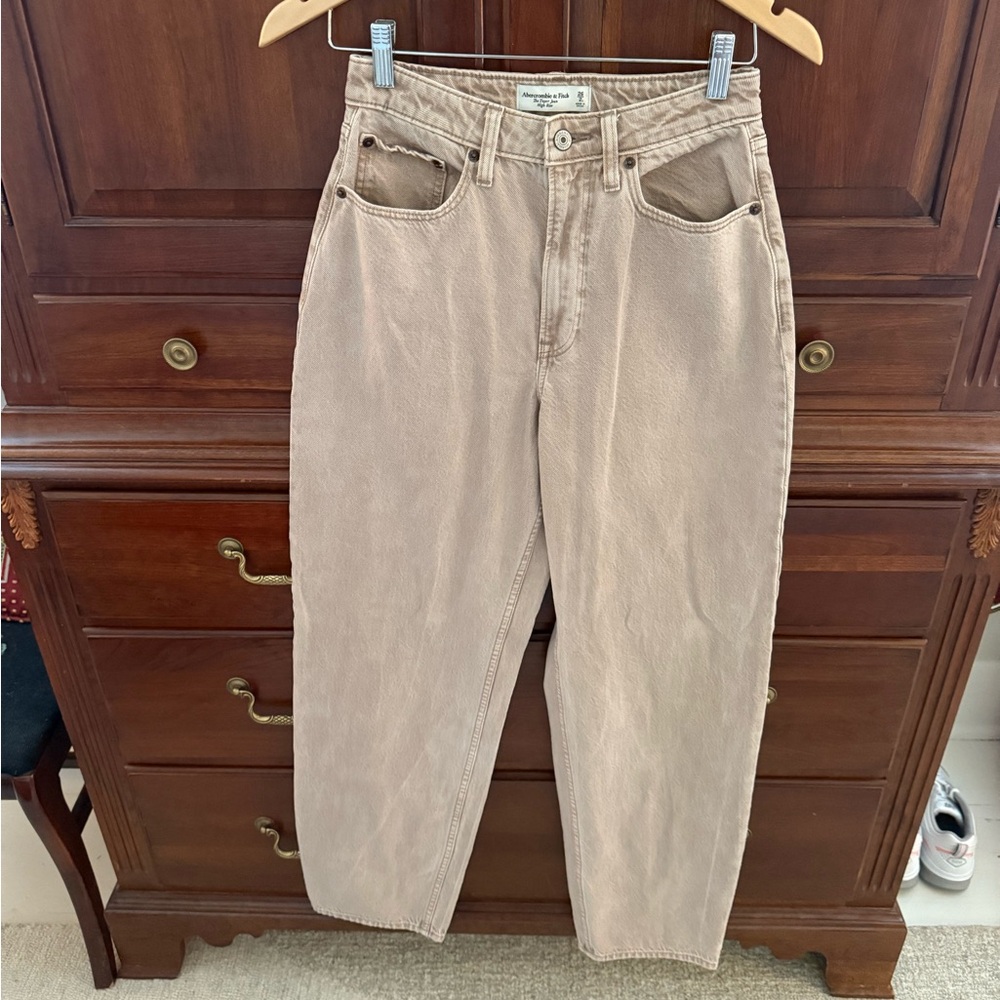 Abercrombie Taper Jean
High Rise